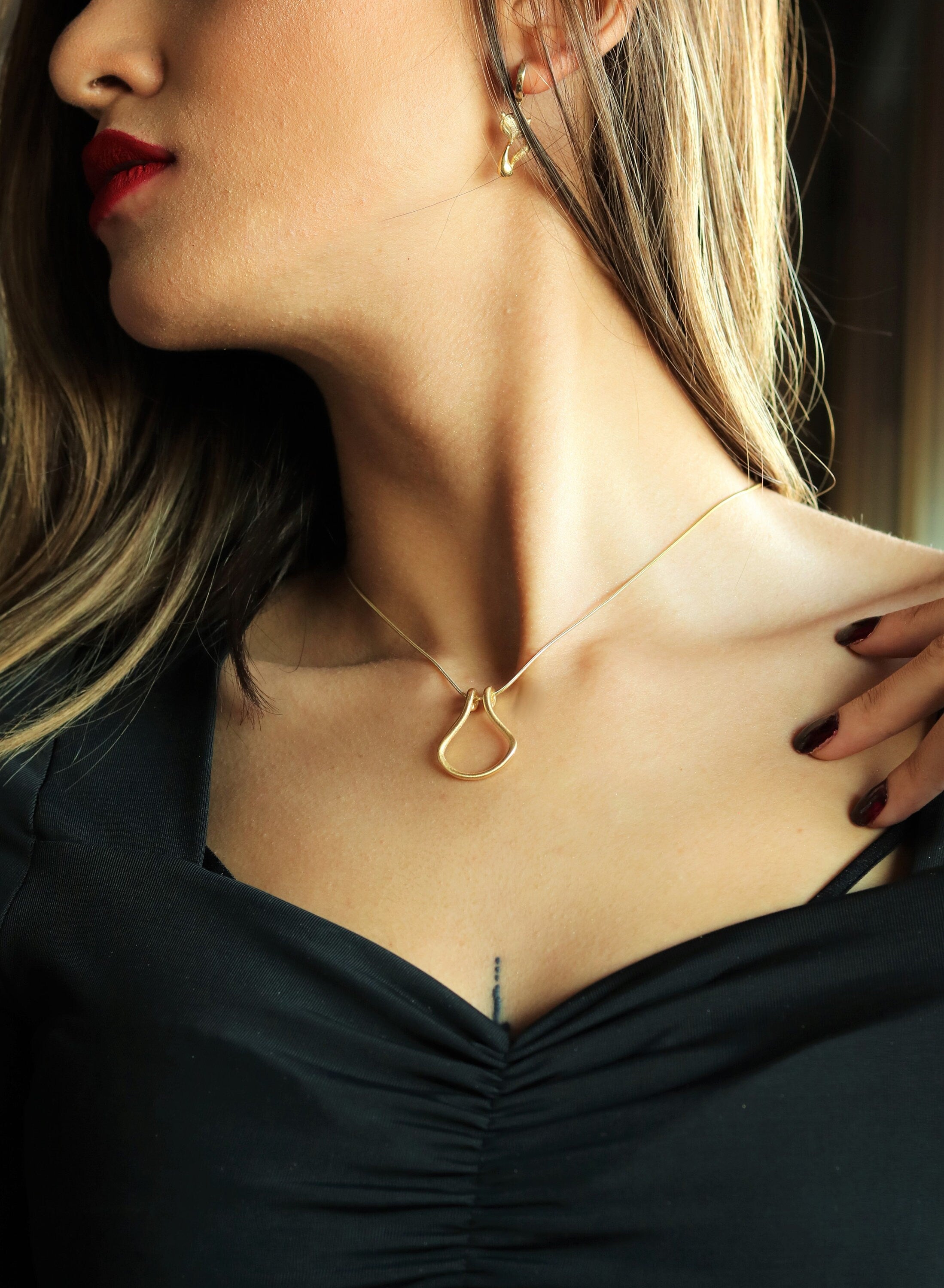 Matte Horsehoe Ring Holder Necklace