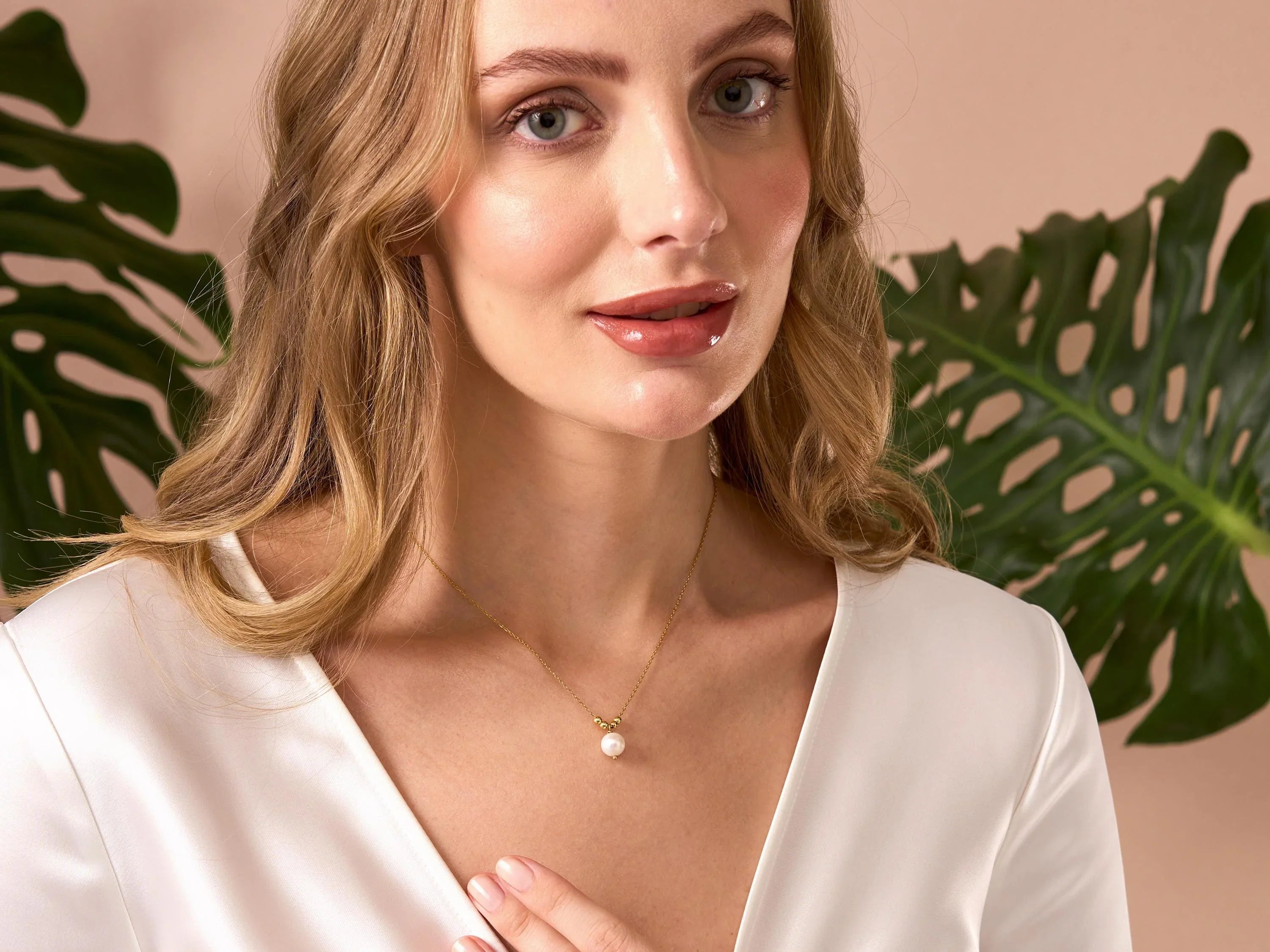 Elegant Gold Pearl Drop Necklace