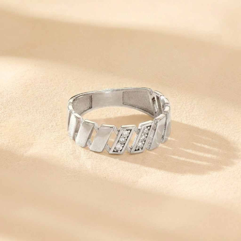 Silver ring with geometric design 