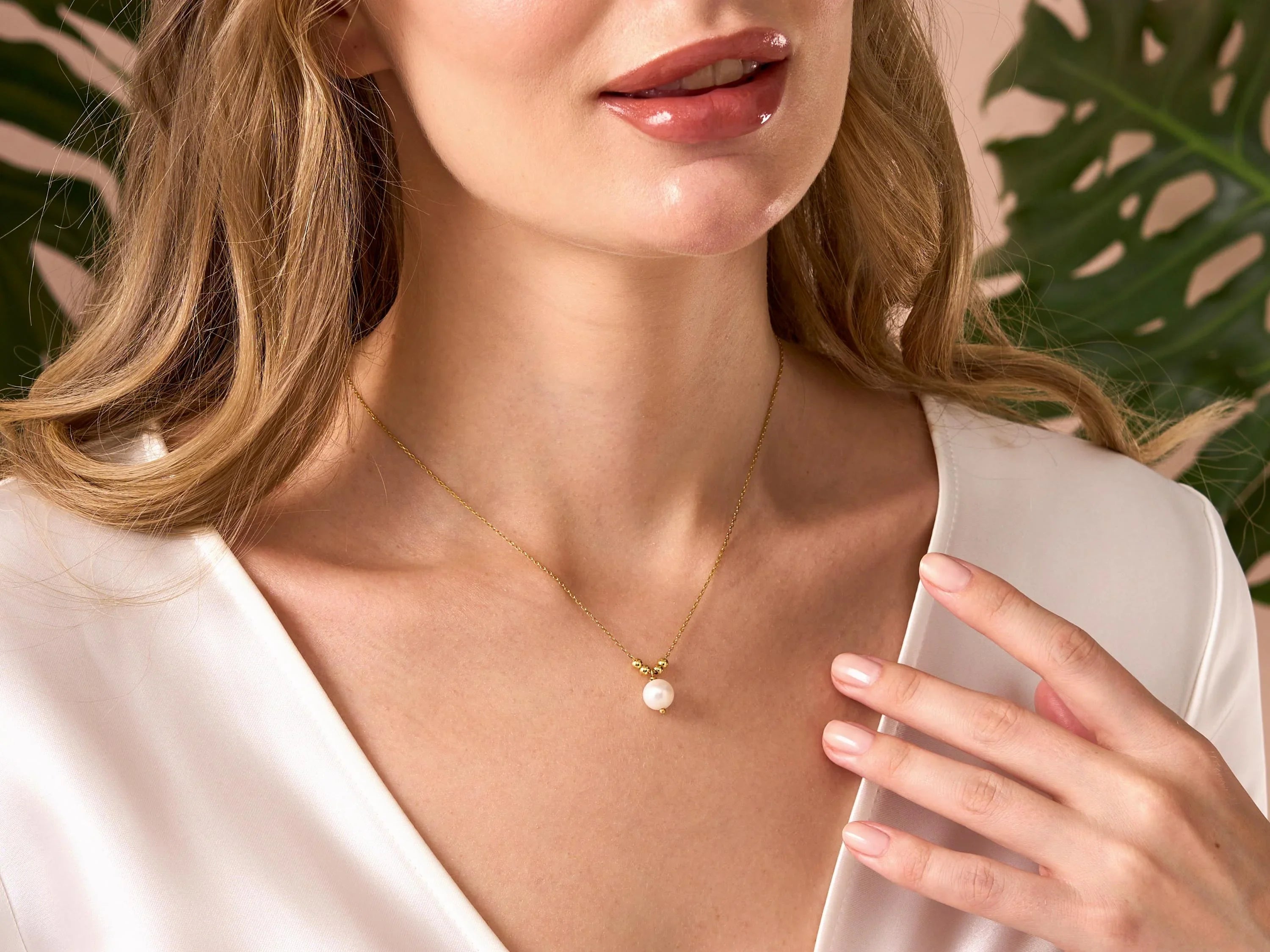 Elegant Gold Pearl Drop Necklace